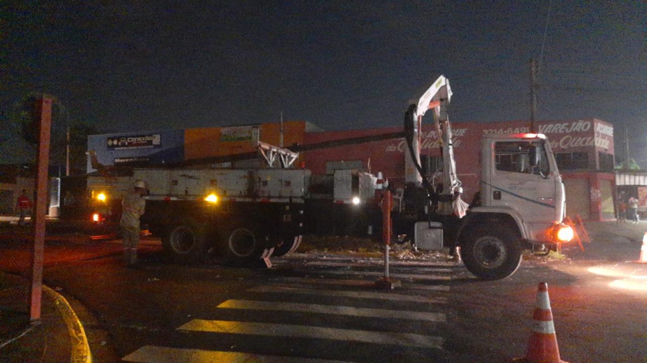 Foto 4 de 5 — Forte ventania derruba 2 postes e deixa parte do Selmi Dei sem energia elétrica